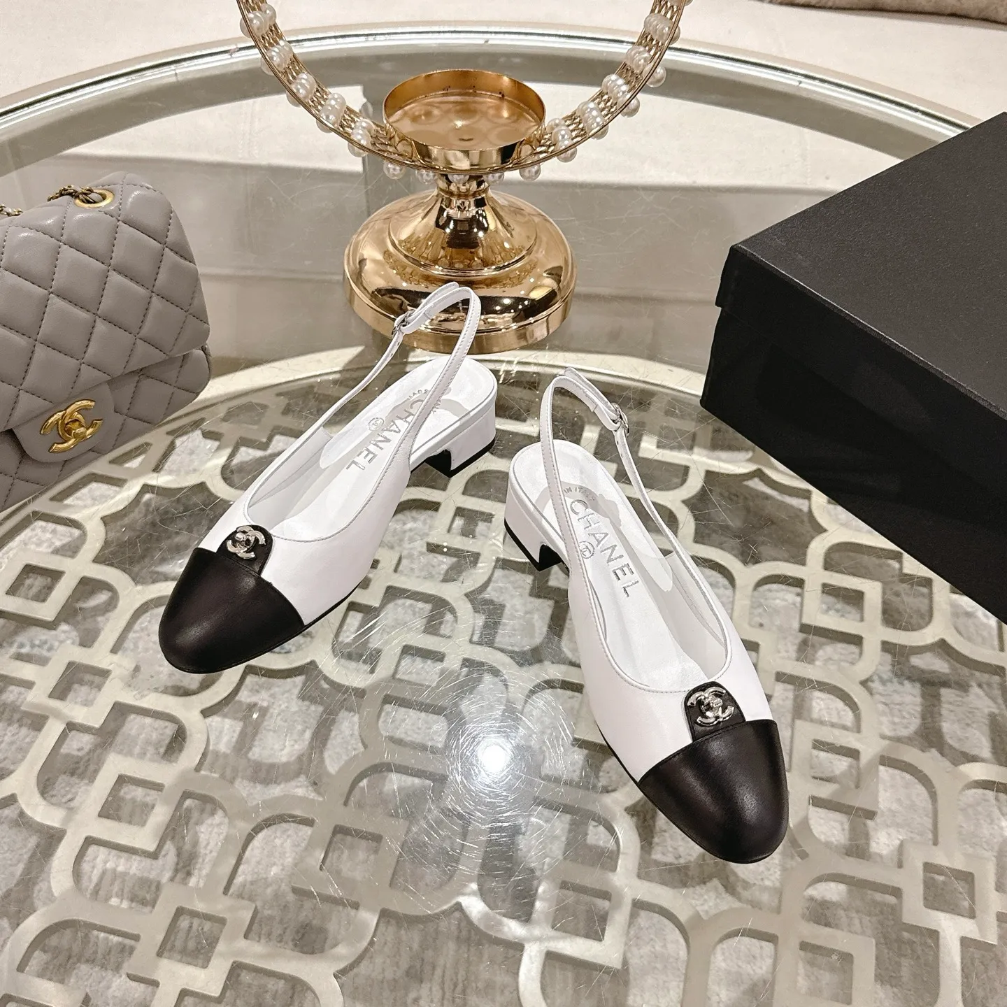 💕💕Factory direct selling price p540💕💕Chanel 2025SS spring and summer new double C button Mary Jane🆕Xiao Xiang𝐂Jia's beautiful Mary Jane sandals are so sweet that they are so beautiful that they have a round square toe design. Cute and cute ~ metal/button logo. The appearance is super online. When worn, it looks like a wealthy daughter. I thought it was good-looking. Only when you put it on your feet will you know how easy it is to wear~ Upper: Customized lambskin Lining: Sheepskin Outsole: Genuine leather outsole imported from Italy Size number: 35-42 (40.41.42 customization is non-refundable) Packaging: The latest gift box packaging at the counter